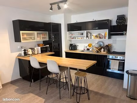 magnifique f2 meublé 45m2 en plein coeur de divonne les bains + garage fermé 2 places + ca