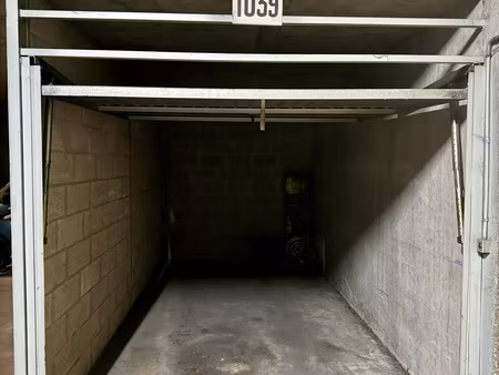box sécurisé en sous-sol  gare de versailles montreuil