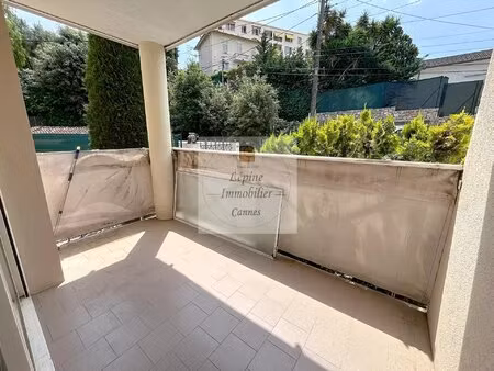 3p de 42.5m²  terrasse  parking et cave 