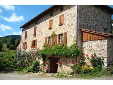 maison de famille en pierre au coeur de la nature.