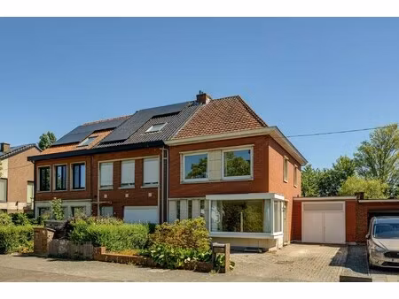 ruime halfopen bebouwing met garage en zonnige tuin