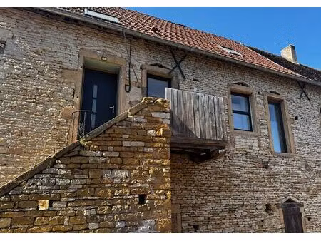 très grande bâtisse en pierres à 5 minutes de cluny
