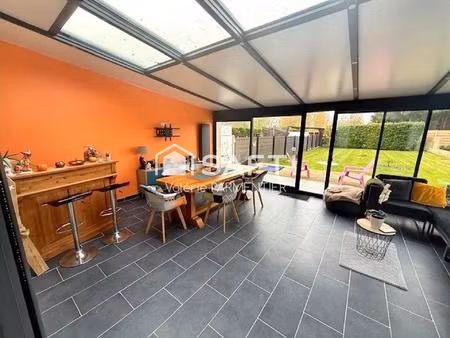 une pièce de vie de 50 m2  un garage et un jardin clos à verton