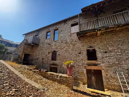 très grande bâtisse en pierres à massilly  près de cluny