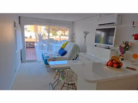 le cap d'agde: port à 50 m  studio rénové avec terrasse de 13m². climatisation.