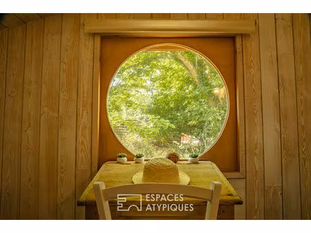 maison forestière nichée au coeur d'un environnement boisé et préservé.