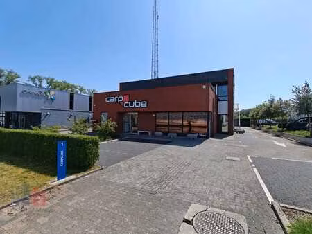 uitzonderlijk commercieel gebouw met ruime parking in kle...