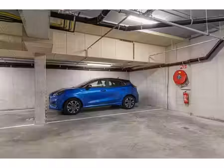 goed gelegen autostaanplaats met autolift in het hartje van