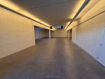 entrepôt / atelier / showroom idéalement situé dans le ce...