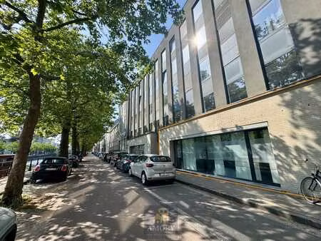 ruime handels- of kantoorruimte van 147 m² aan de visseri...
