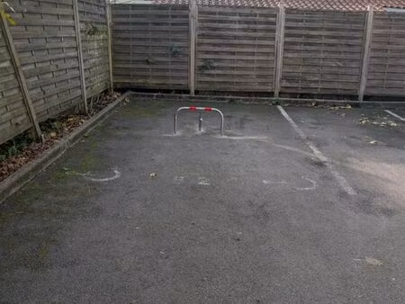 a vendre place de parking sécurisée extérieure accessible aux personnes à mobilité réduite