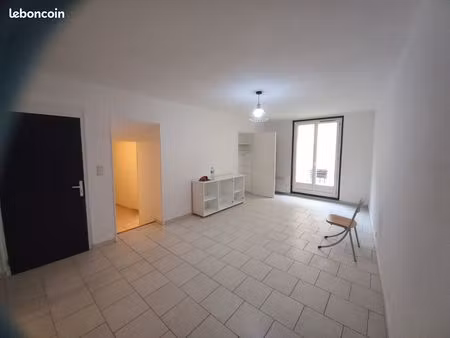 grand t3 avec petite pièce supplémentaire porte saunerie (au 3 saunerie) 1er étage sans as