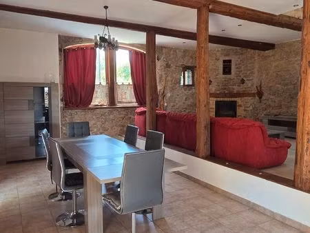 a louer très jolie maison de village en pierre