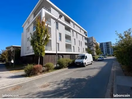 t2 meublé / parking securise / grand balcon