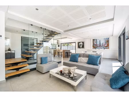 maison contemporaine lumineuse avec piscine