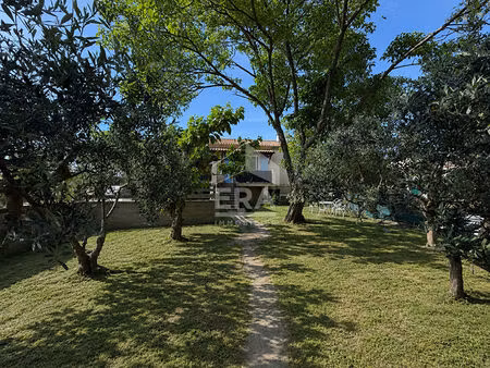maison et garage avec jardin