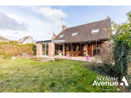 maison individuelle disposant de 5 chambres  édifiée sur un sous-sol total!