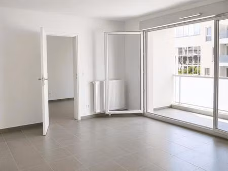 joliette - t2 de 50 m² avec terrasse et garage