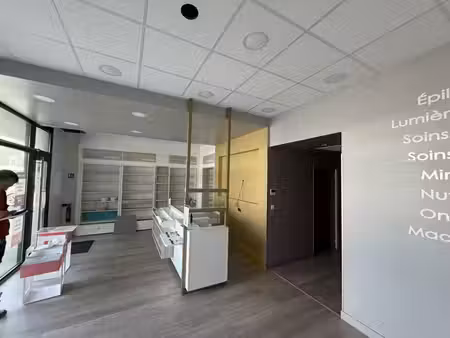 location commerce 102m²