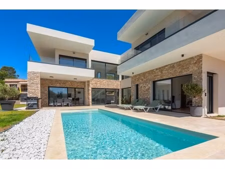 villa contemporaine récente 5 piéces avec piscine