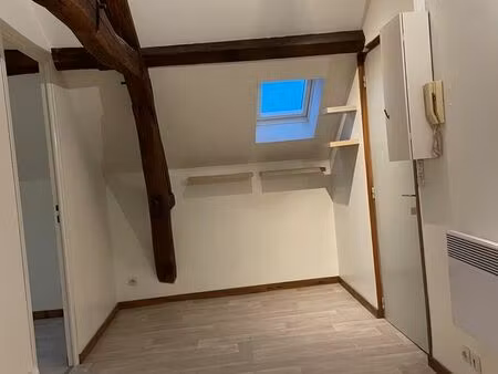 f2 de 25m2 situé en ville basse  proche toutes commodités