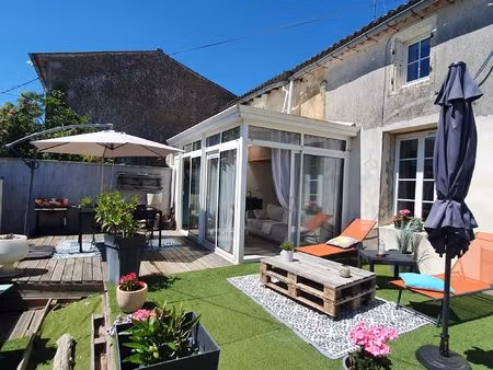 maison charentaise en plein bourg