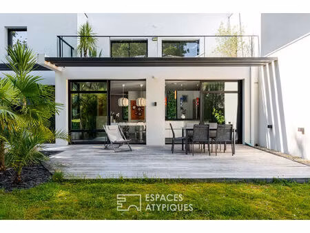 maison contemporaine avec piscine intérieure  terrasse sud et prestations haut de gamme