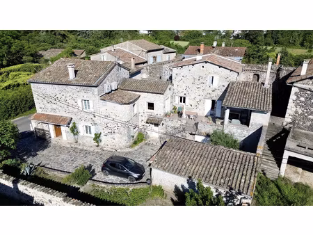 maison en pierres de 242m2 à baix
