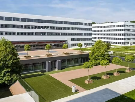 location bureaux 44 m² à 6 808 m²