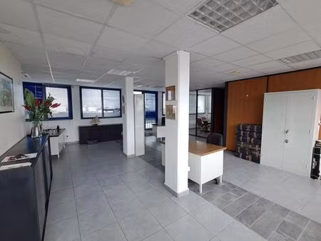 bureau 134 m2 - proche port est - 97420 le port