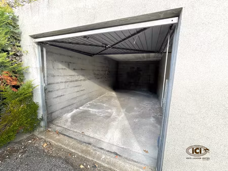 garage de plain-pied à dux pas de la douane