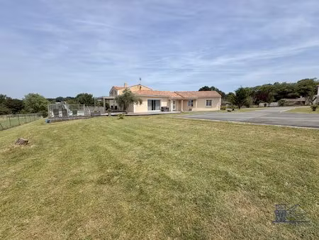 maison contemporaine avec vue exceptionnelle  piscine  vaste ter