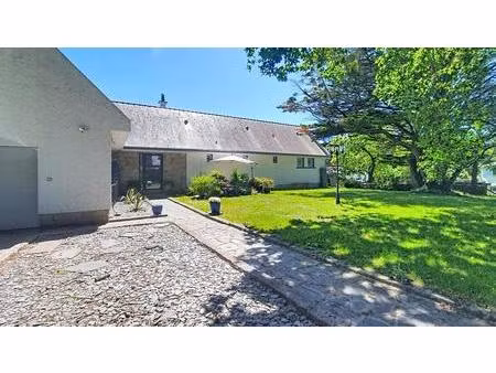 kervignac : maison de caractère avec double garage et dépendance