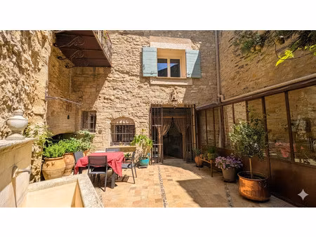 très belle maison de village en pierres avec cour intérieure et balcon