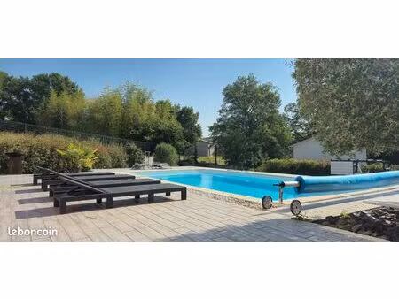maison de plain pied de 121 m2  4 pièces au coeur du village de satolas et bonce. terrain 