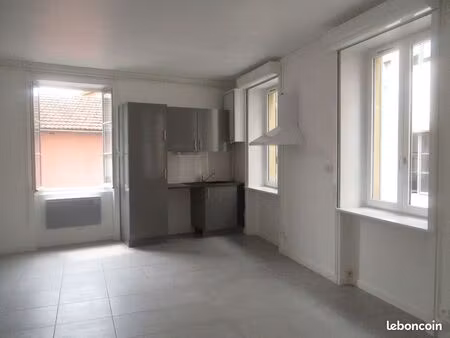 charlieu centre ville f3 avec balcon et climatisation