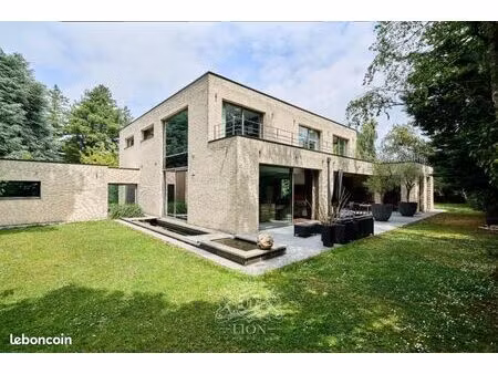villa 5 pièces 372 m²