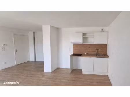 ambérieu le tiret - t3 lumineux traversant s/n de 59 62 m² avec grand balcon & stationneme