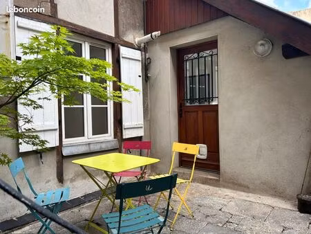 rare petite maison de ville avec cour privative en plein coeur de metz / proche gare