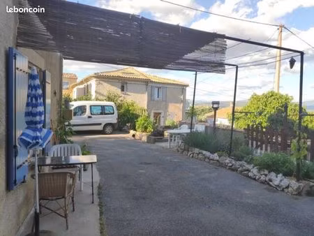 maison de village avec extérieur et parking