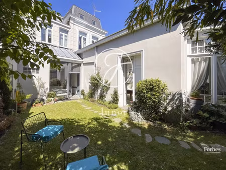 maison de luxe à vendre dans le quartier saint maurice-pellevoisin