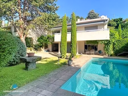 villa 9 pièces - 6 chambres - 258 m²