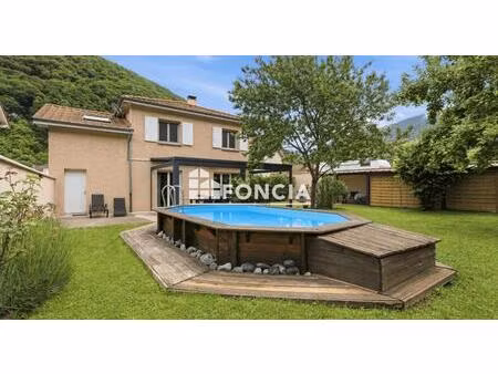 maison individuelle 5 pièces avec jardin paysager et piscine