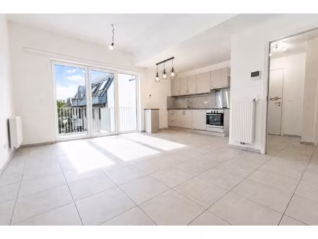 appartement à louer avec terrasse et 1 chambre   court-saint-étienne (vbe29119)