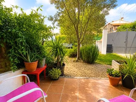 esprit villa : appartement rénové de 82m² avec jardin d'environ 230m² !