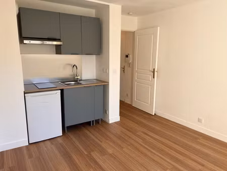 pontoise – centre historique – studio avec balcon et parking en sous-sol