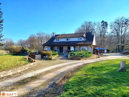 maison isolée avec 5 chambres et grand terrain.