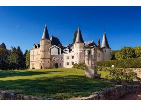 château rénové du xv et xixe siècle