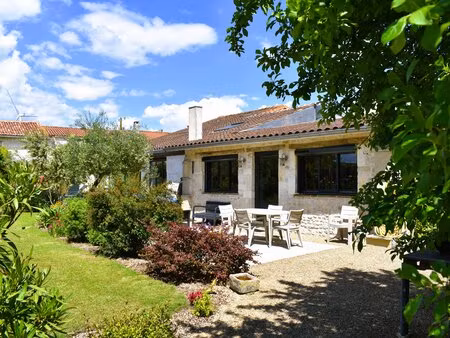 maison rénovée offrant de beaux volumes  à seulement une trentaine de kilomètres de la mer
