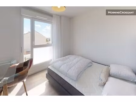 grand studio dans résidence récente